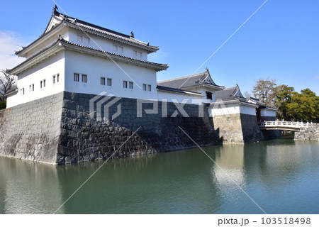 静岡市　駿府城公園の巽櫓とお堀と東御門橋 103518498