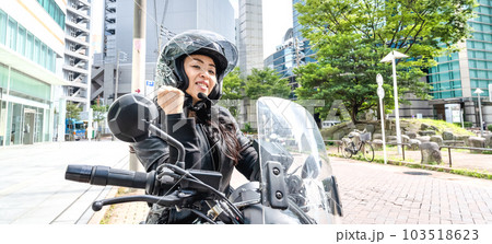 クルーザーバイクで横浜ツーリングをする女性ライダー　ガッツポーズ 103518623