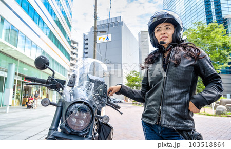 クルーザーバイクで横浜ツーリングをする女性ライダー 103518864