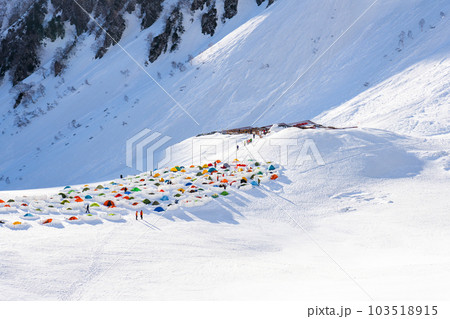 北アルプス涸沢岳の残雪期登山　涸沢ヒュッテとテント場 103518915