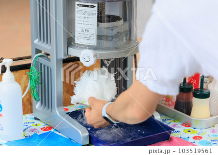 かき氷を作る男性の手 かき氷を作る男性の手 103519561