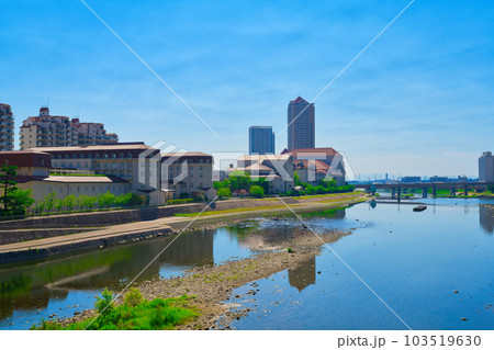 【兵庫県】7月・爽やかな青空の休日に宝塚大劇場へ 103519630