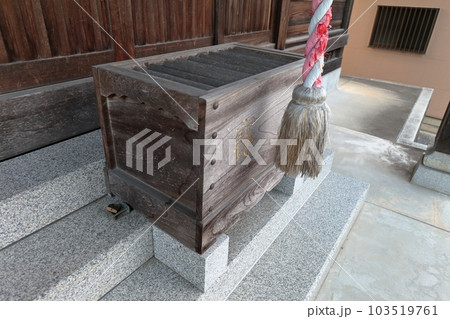 神社の賽銭箱 103519761