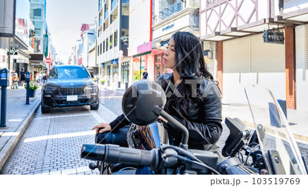 大型クルーザーバイクで横浜ツーリングをする女性ライダー　横浜元町ショッピングストリートで買い物 103519769