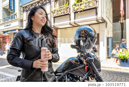 大型クルーザーバイクで横浜ツーリングをする女性ライダー 横浜元町ショッピングストリートで買い物 大型クルーザーバイクで横浜ツーリングをする女性ライダー 横浜元町ショッピングストリートで買い物 103519771