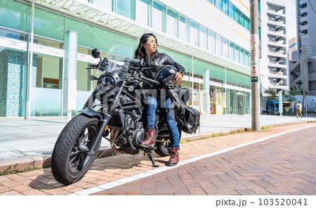 クルーザーバイクで横浜ツーリングをする女性ライダー 103520041