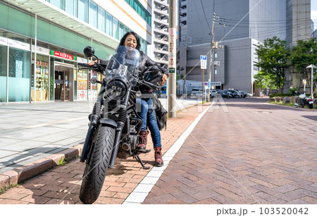 クルーザーバイクで横浜ツーリングをする女性ライダー 103520042