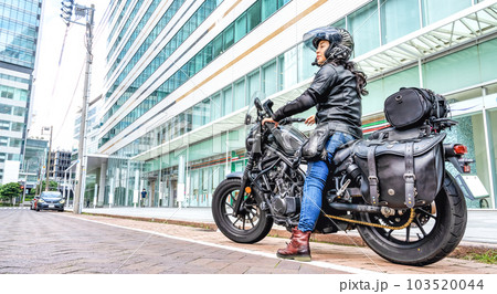 クルーザーバイクで横浜ツーリングをする女性ライダー クルーザーバイクで横浜ツーリングをする女性ライダー 103520044