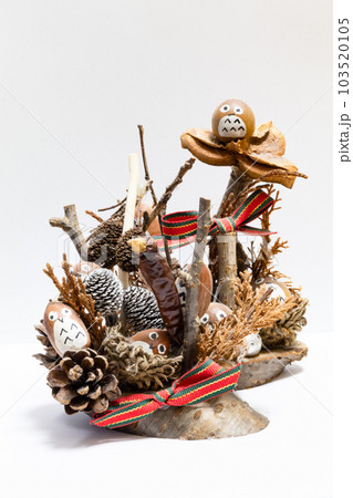 どんぐりと松ぼっくりなど自然素材の手作り工作 103520105