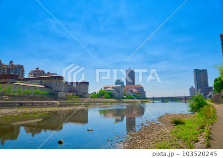 【兵庫県】7月・爽やかな青空の休日に宝塚大劇場へ 103520245