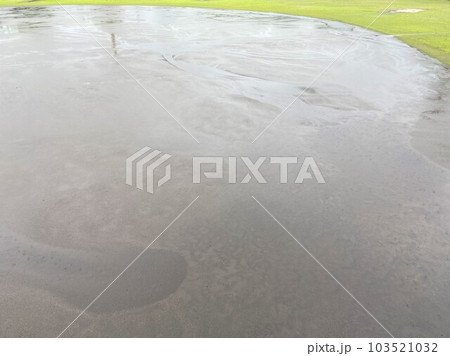 あいにくの雨模様で試合が雨天中止になった野球場 あいにくの雨模様で試合が雨天中止になった野球場 103521032