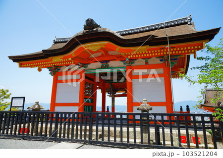 清水寺の西門 若葉に新緑 清水寺の西門 若葉に新緑 103521204