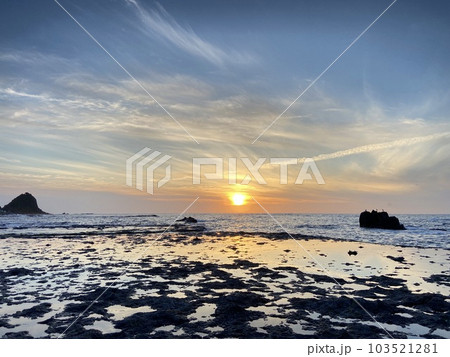 佐渡の万畳敷の夕焼け 103521281