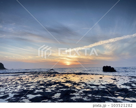佐渡の万畳敷の夕焼け 103521282