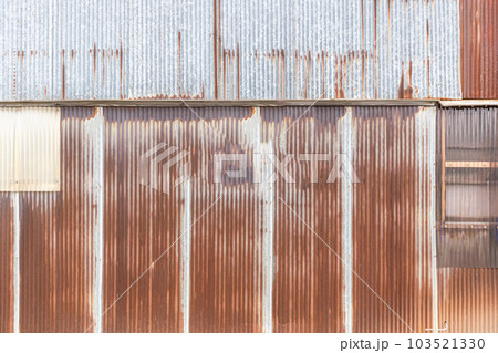 無人の廃墟　Dilapidated rusty wall of uninhabited ruins 103521330