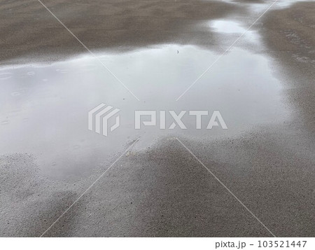 あいにくの雨模様で試合が雨天中止になった野球場 あいにくの雨模様で試合が雨天中止になった野球場 103521447