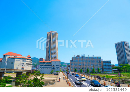 【兵庫県】7月・爽やかな青空の休日に宝塚大劇場へ 103521449