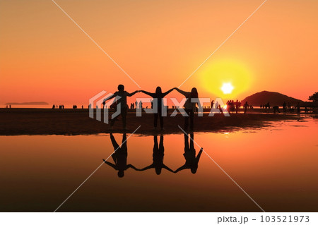 【香川県】夕暮れの父母ヶ浜(瀬戸内の天空の鏡)夕日の絶景で知られる観光名所 103521973