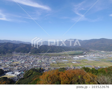 愛媛県大洲市冨士山より望む大洲盆地 103522676