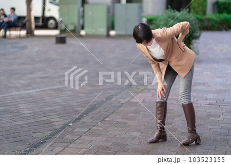膝が痛い女性 膝が痛い女性 103523155