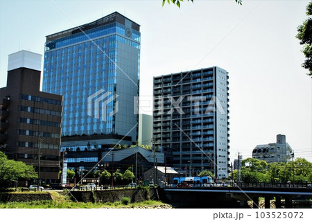 高麗橋と高層ホテル 103525072