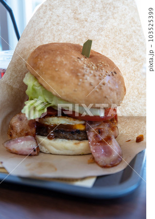 大きなハンバーガー 103525399