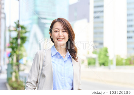 街中でカメラ目線の女性 103526189