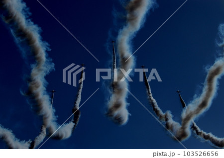 T-4ブルーインパルスによるワイドトゥデルタループ 103526656