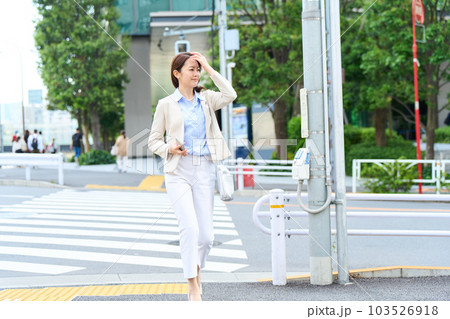 通勤する女性 103526918