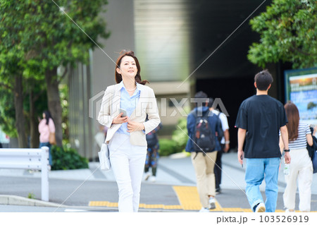 通勤する女性 103526919