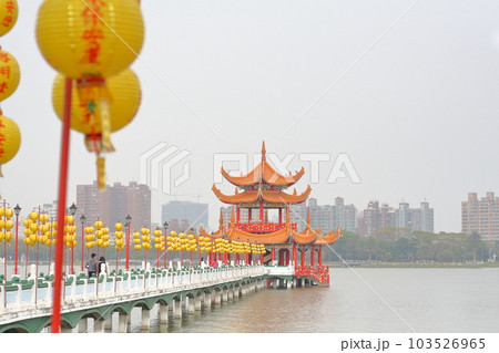 台湾、台南高雄の蓮池潭にある提灯の連なる神社仏閣 台湾、台南高雄の蓮池潭にある提灯の連なる神社仏閣 103526965