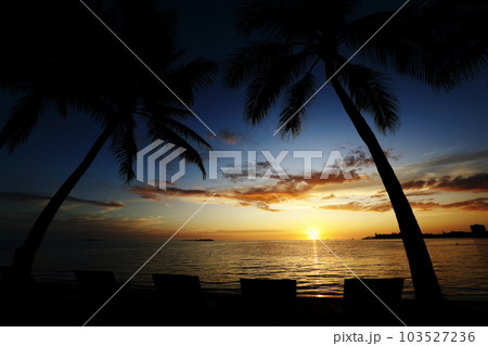 ニューカレドニアのビーチから見たアンスバタ湾の夕焼け 103527236