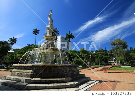 ニューカレドニアのヌメアにあるココティエ広場中央の噴水 ニューカレドニアのヌメアにあるココティエ広場中央の噴水 103527238