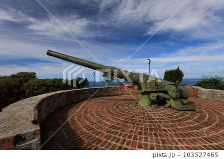 ニューカレドニアヌメア南端にあるウアントロの丘展望台にある大砲 103527465