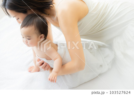 バスタオルに巻かれた赤ちゃん バスタオルに巻かれた赤ちゃん 103527624