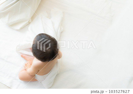 バスタオルに巻かれた赤ちゃん 103527627