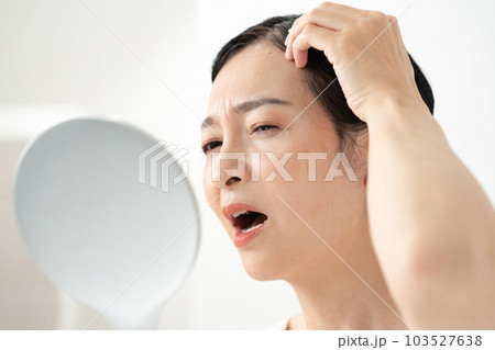 鏡を見て悩む女性 鏡を見て悩む女性 103527638