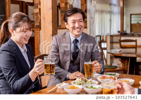 居酒屋で楽しい忘年会・新年会・飲み会・宴会をする仕事仲間・同僚・上司部下の男女 居酒屋で楽しい忘年会・新年会・飲み会・宴会をする仕事仲間・同僚・上司部下の男女 103527641