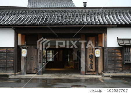 牡丹庭園のある長屋門の景色 103527707