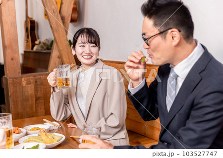 居酒屋で楽しい忘年会・新年会・飲み会・宴会をする仕事仲間・同僚・上司部下の男女 居酒屋で楽しい忘年会・新年会・飲み会・宴会をする仕事仲間・同僚・上司部下の男女 103527747