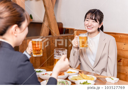 居酒屋で楽しい飲み会・歓迎会・打ち上げをする仕事仲間・同僚・上司部下の女性 居酒屋で楽しい飲み会・歓迎会・打ち上げをする仕事仲間・同僚・上司部下の女性 103527769