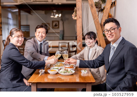 居酒屋で忘年会・新年会・飲み会・宴会をする仕事仲間・同僚・上司部下の男女 103527959
