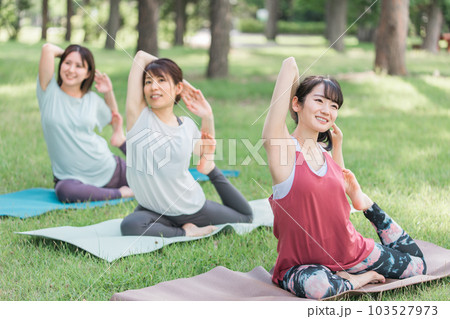 公園でヨガ教室をする女性たち(パークヨガ・外ヨガ・健康) 公園でヨガ教室をする女性たち(パークヨガ・外ヨガ・健康) 103527973