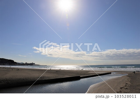 滑川橋から見た材木座海岸 103528011