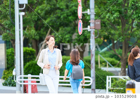 通勤する女性 103529008