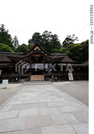 三輪神社の本殿 103529862