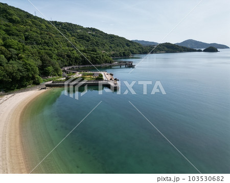 海水浴場と遊歩道 103530682