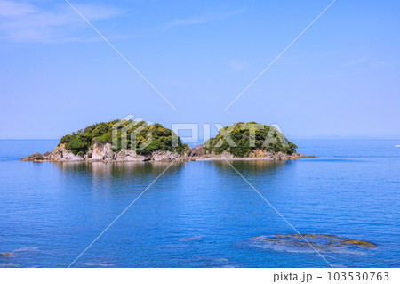 南部湾に浮かぶ無人島鹿島 和歌山県みなべ町 南部湾に浮かぶ無人島鹿島 和歌山県みなべ町 103530763