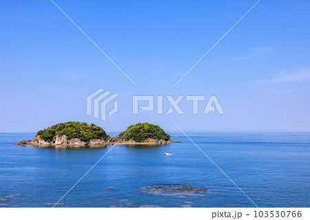 南部湾に浮かぶ無人島鹿島　和歌山県みなべ町 103530766