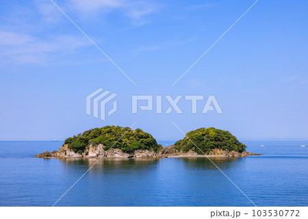 南部湾に浮かぶ無人島鹿島　和歌山県みなべ町 103530772